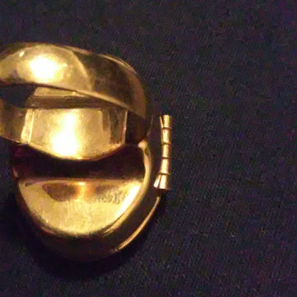 18K gold plated Avon Cameo Locket Ring - Picture 3 of 3